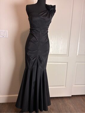 Cache Black One-Shoulder Mermaid Gown with Shoulder Bow- size 6